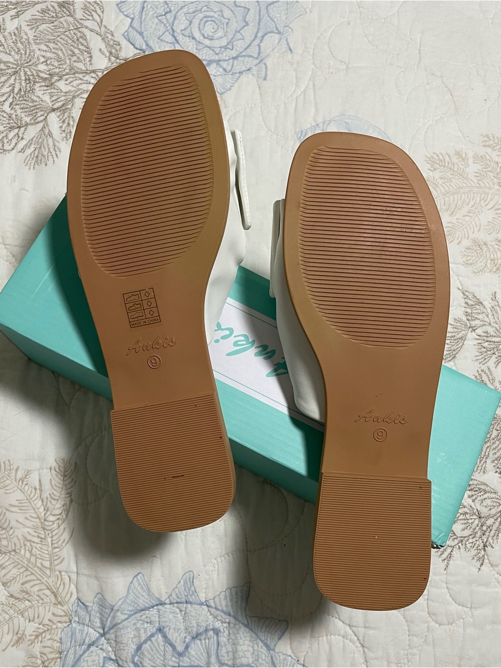 White Slides with Bow Women’s 9 - Picture 4 of 4